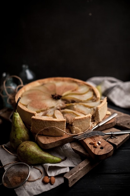 Tarte aux poires maison à la cannelle et au sucre. Mise au point sélective.