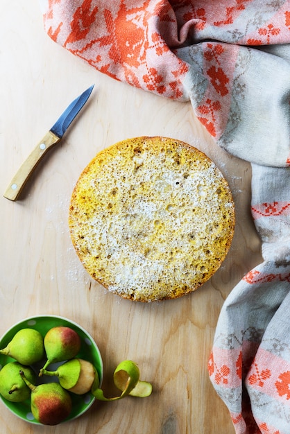 Tarte aux poires maison sur une table en bois