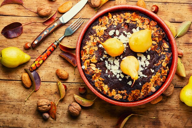 Tarte aux poires sur table en bois