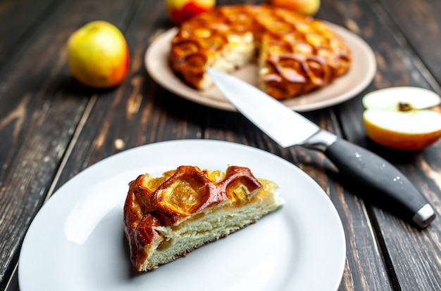 Tarte aux pommes américaine classique bio au four sur une table en bois.