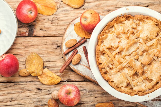 Tarte aux pommes américaine traditionnelle.