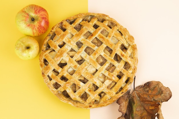 Photo tarte aux pommes au four avec décoration en treillis pommes et feuilles séchées espace de copie