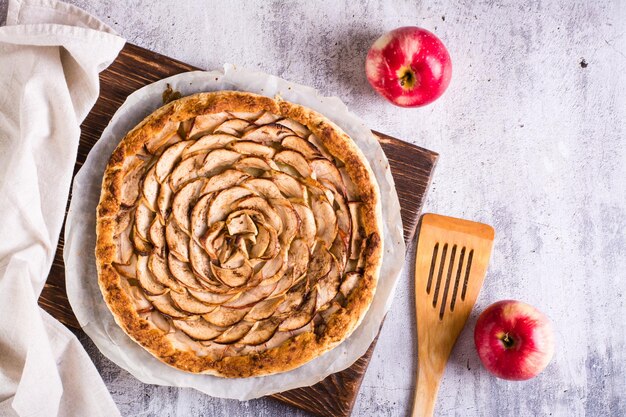 Tarte aux pommes au four sur du papier sulfurisé sur la table Cuisson maison Vue de dessus