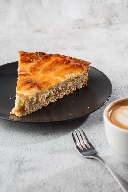 Tarte aux pommes au four faite maison avec des pommes coupées en forme circulaire décorative sur une croûte de beurre feuilletée sur fond de marbre. Style rustique. Copiez l'espace. Verticale. menu pour café