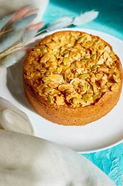 Tarte aux pommes ou aux poires, tarte aux noix de caramel sur une table bleue avec la lumière du soleil