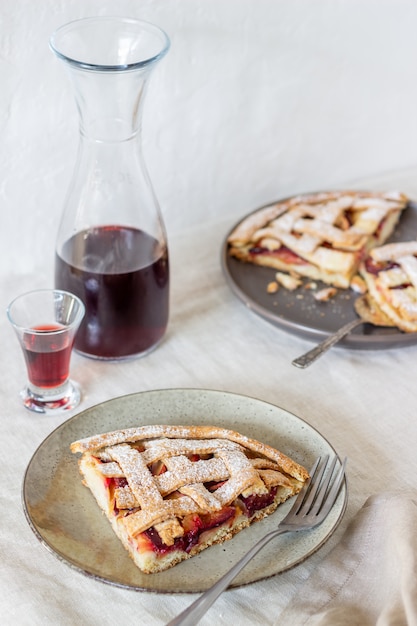 Tarte aux pommes aux prunes. Cuisine. Recettes. La nourriture végétarienne.