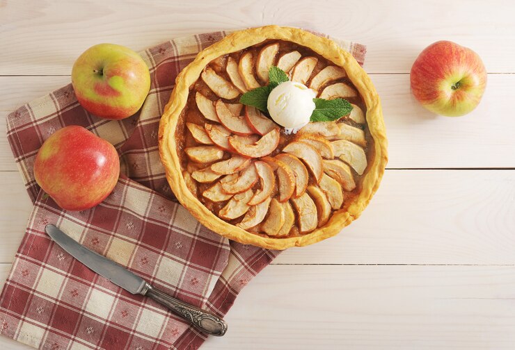 Photo tarte aux pommes avec une boule de glace