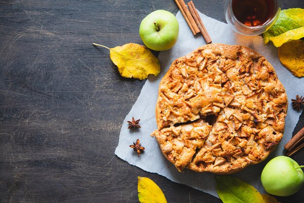 Photo tarte aux pommes à la cannelle charlotte un dessert sucré à base de pommes cuites dans la pâte