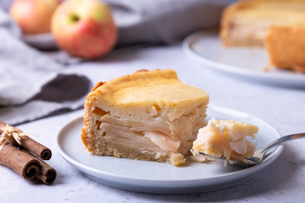 Tarte aux pommes avec cannelle et crème sure.