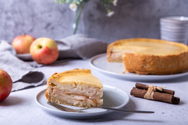 Tarte aux pommes avec cannelle et crème sure.