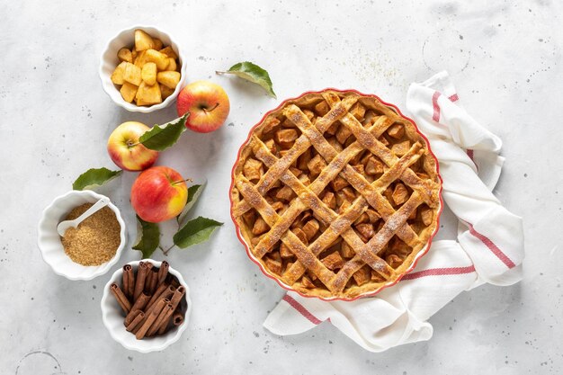 Une tarte aux pommes et à la cannelle sur le dessus