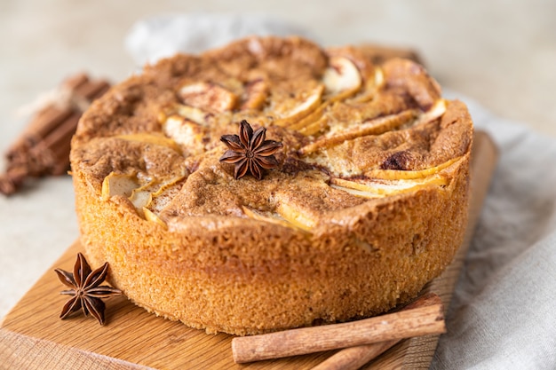 Tarte Aux Pommes à La Cannelle Sur Planche De Bois Gâteau De Semoule Aux Pommes Et épices