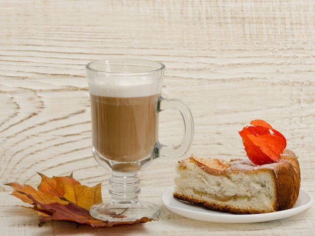 Tarte aux pommes et cappuccino