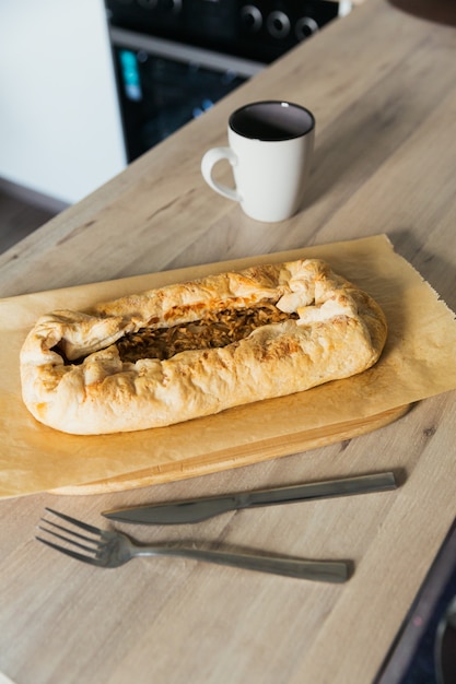 Tarte aux pommes chaude et tasse de café à la maison dans la cuisine