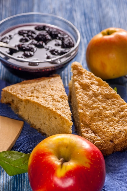 Tarte aux pommes et confiture maison sur table en bois