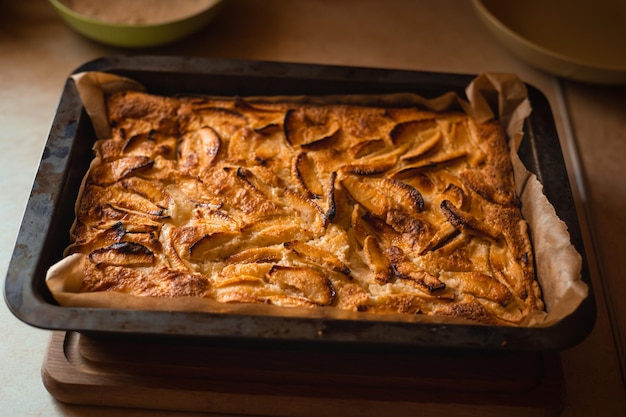 Tarte aux pommes cuite au fourDessert d'été savoureux pour les enfants Tarte aux pommes américaine traditionnelle