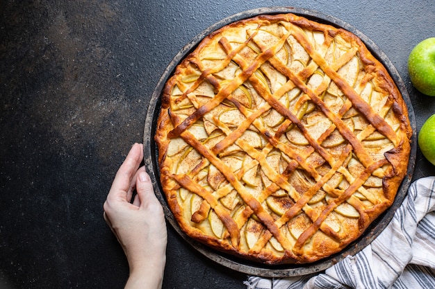 Tarte aux pommes dessert sucré fait maison portion de portion