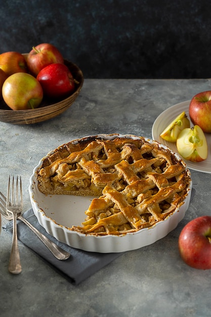 Tarte aux pommes entières Tarte aux fruits frais faite maison avec des pommes rouges