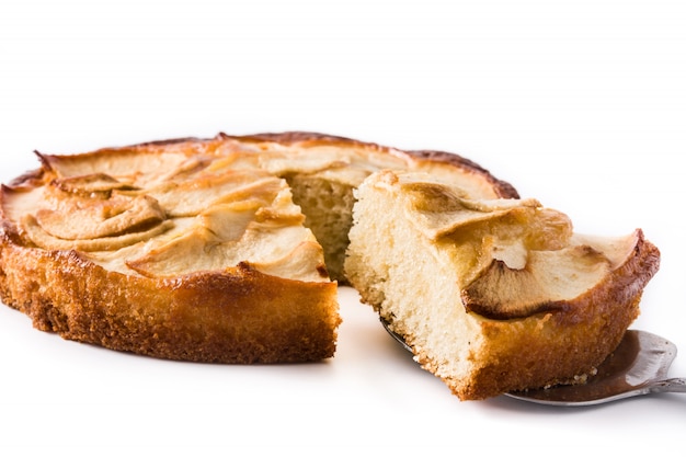 Tarte aux pommes fait maison isolé sur blanc.