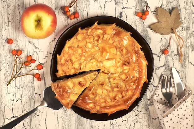 Tarte aux pommes faite maison avec des pommes, des baies et une serviette en lin