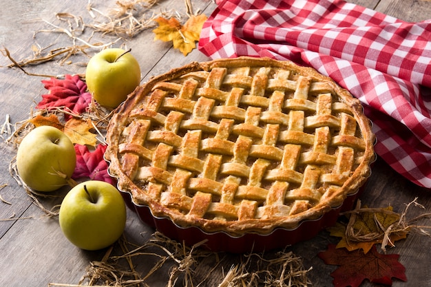 Tarte aux pommes faite maison sur une table en bois