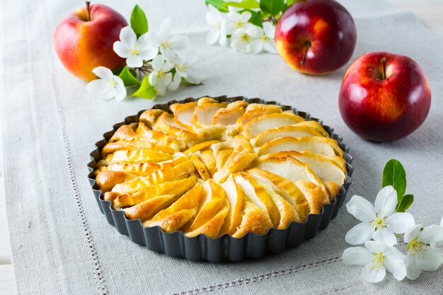 Tarte aux pommes et fleur de pomme sur la serviette en lin