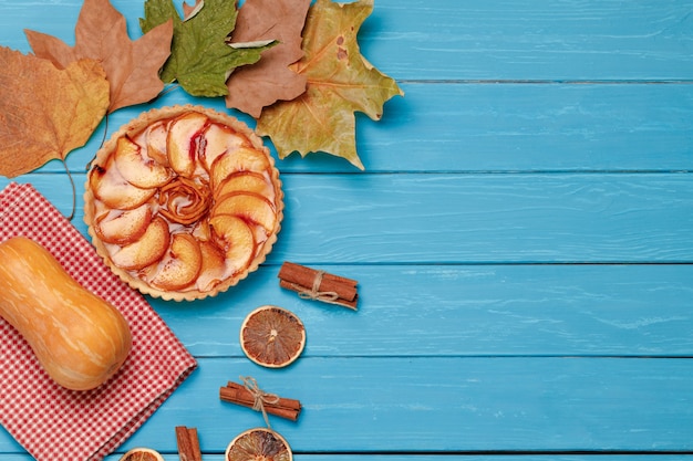 Tarte aux pommes sur fond de bois bleu