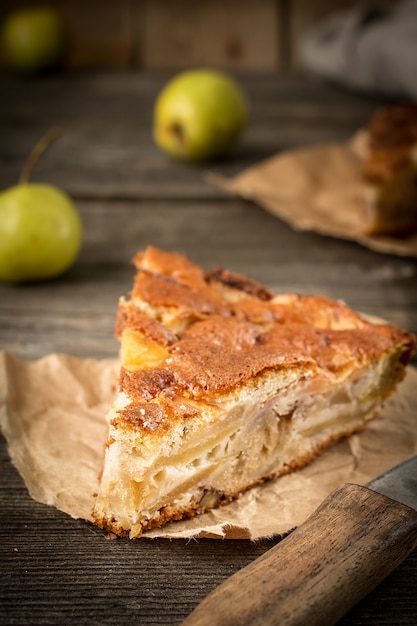 Tarte aux pommes sur un fond en bois, mise au point sélective