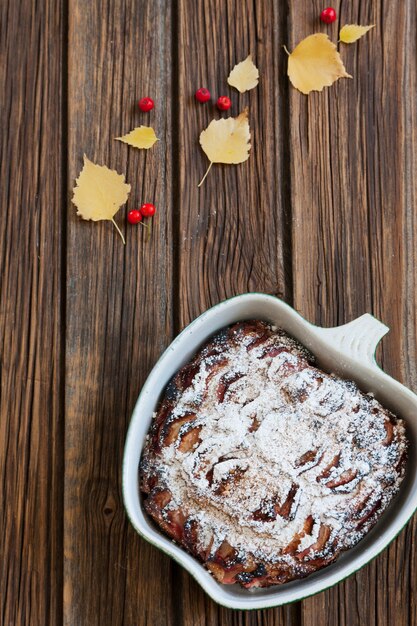 Photo tarte aux pommes sur fond en bois rustique.