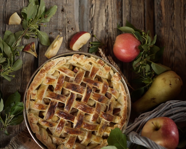 Tarte Aux Pommes En Forme De Cuivre. Pommes Et Fleurs Dans Un Vieux Panier. Style Rustique. Vue De Dessus