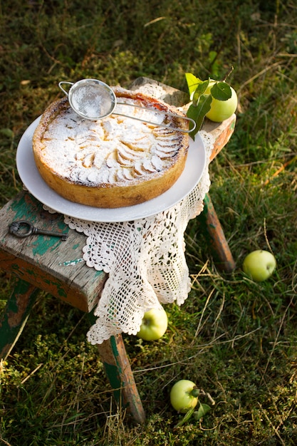 Tarte aux pommes fourrée à la crème