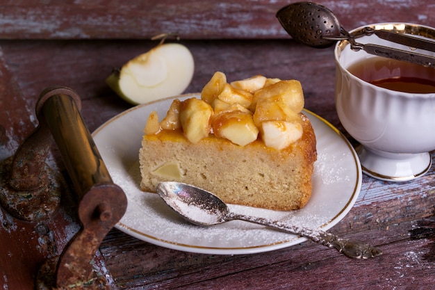 Tarte aux pommes française sur une assiette sur un fond vintage