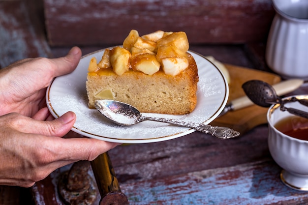 Tarte aux pommes française sur une assiette sur un fond vintage