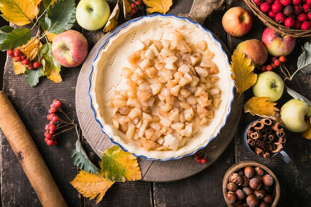 Tarte aux pommes avec fruits et feuilles d'automne