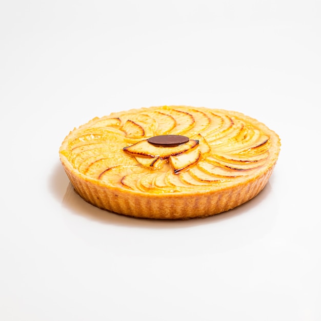 Tarte aux pommes isolé sur fond blanc