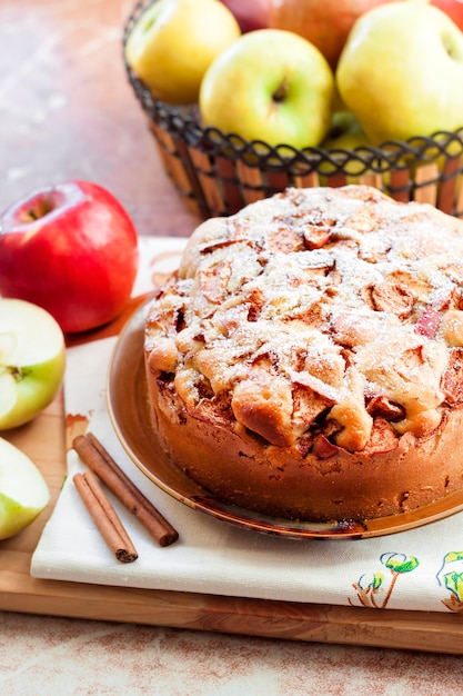 Tarte aux pommes maison avec de la cannelle sur la plaque