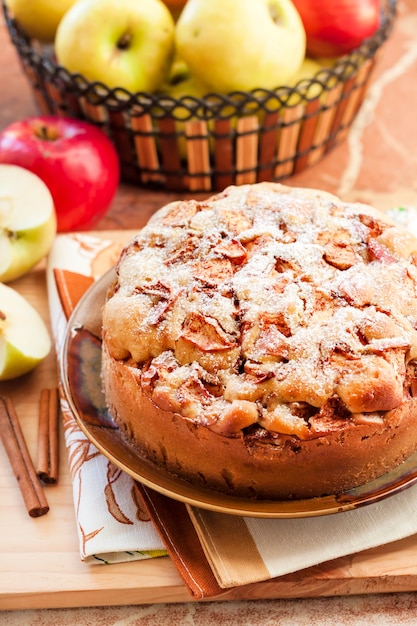 Tarte aux pommes maison avec de la cannelle sur la plaque