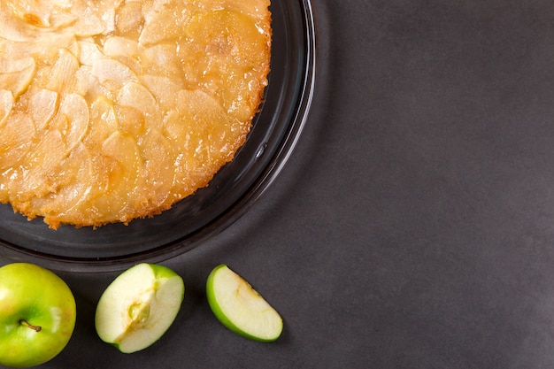 Tarte aux pommes maison sur un comptoir en pierre.