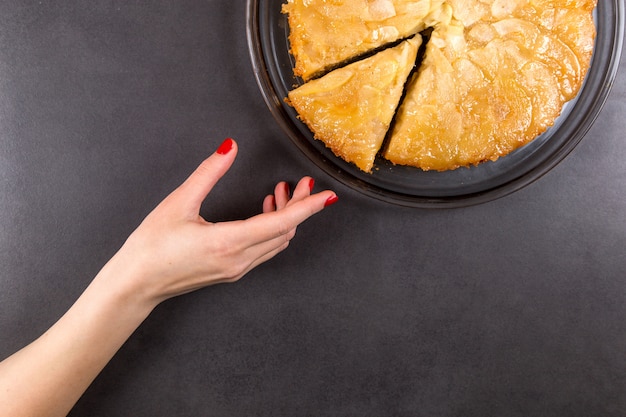 Tarte aux pommes maison sur un comptoir en pierre.