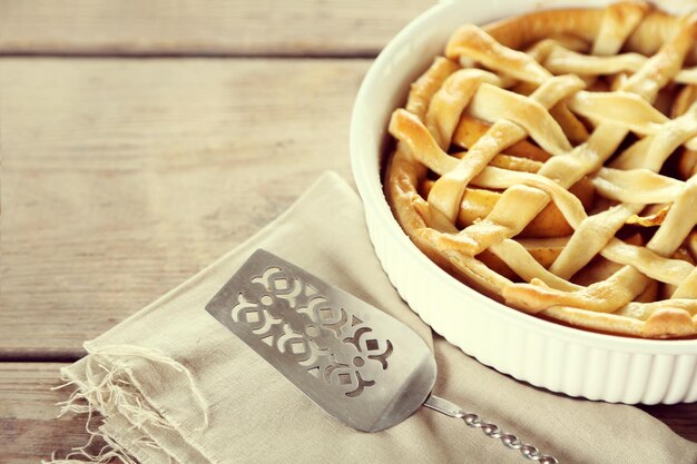 Photo tarte aux pommes maison sur fond de bois