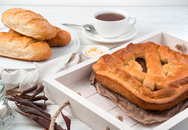 Tarte aux pommes maison sur fond clair. Vue de côté, avec espace à copier.