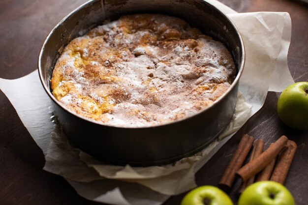 Tarte aux pommes maison en forme de cuisson sur la cuisine