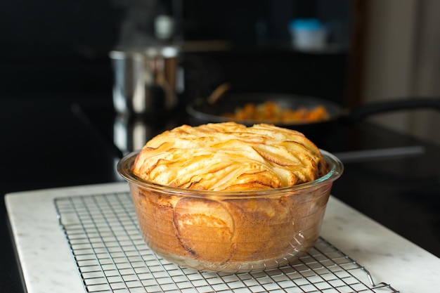 Tarte aux pommes maison fraîche à la cuisine moderne