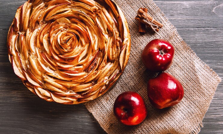 Photo tarte aux pommes maison isolée sur fond de bois