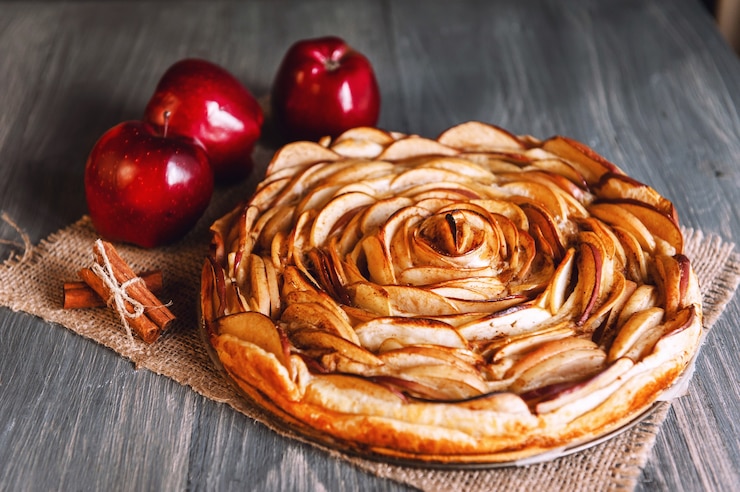 Photo tarte aux pommes maison isolée sur fond de bois