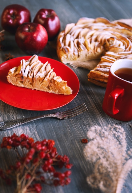 Tarte aux pommes maison isolée sur fond de bois