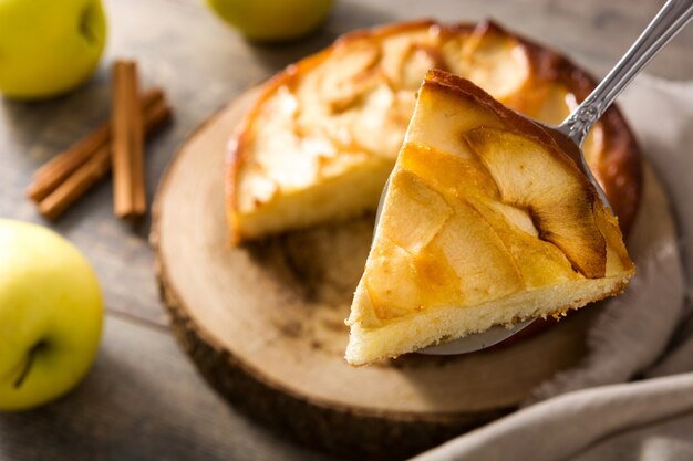 Tarte aux pommes maison sur table en bois