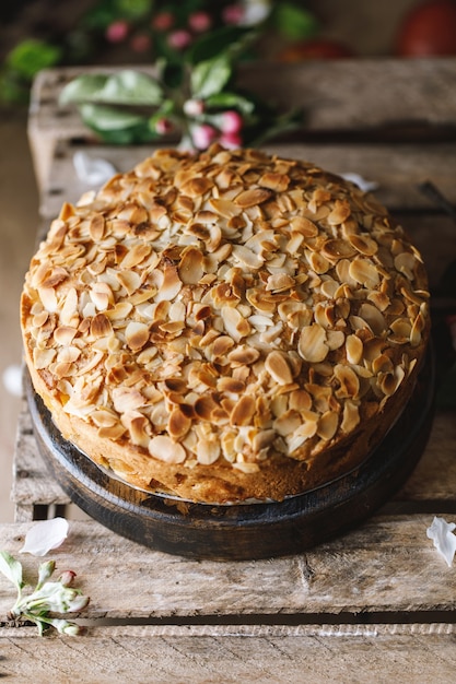 Tarte aux pommes maison sur une table en bois