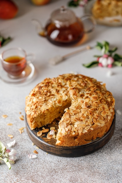 Tarte aux pommes maison sur une table en pierre