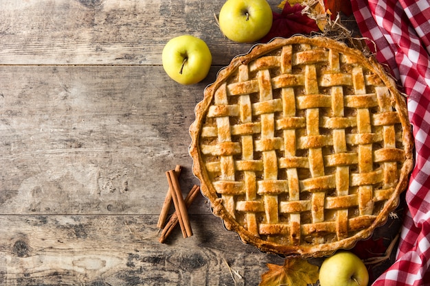 Tarte aux pommes maison traditionnelle sur une table en bois